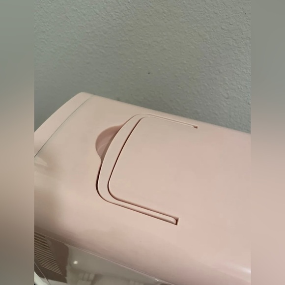 PINK FRIGIDAIRE RETRO MINI FRIDGE + PLUG - Picture 4 of 11